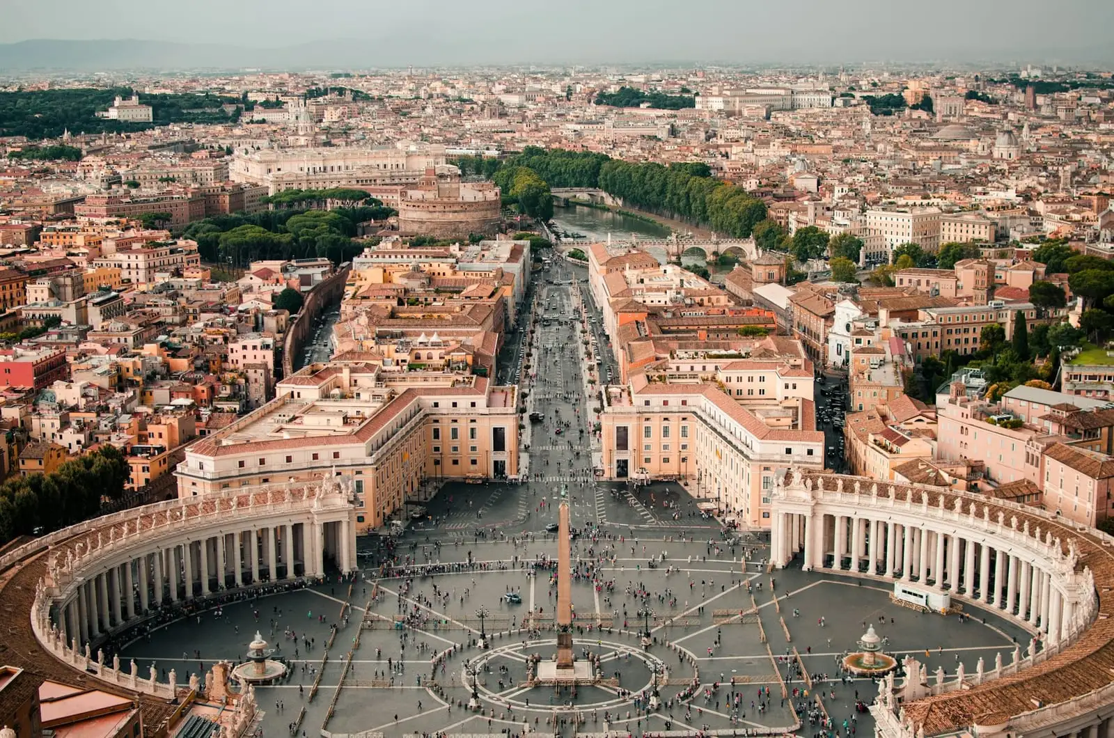 Cantiere di un ponte visto dall'alto, con gru al lavoro