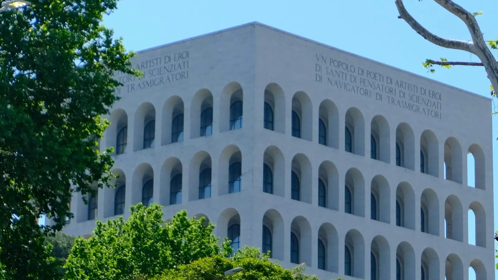 Facciata di un edificio moderno con ampie vetrate