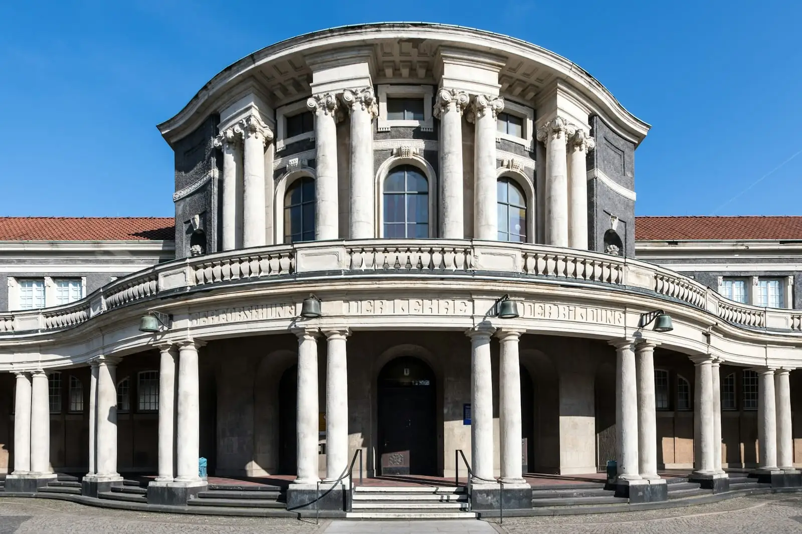 Edificio neoclassico con colonnato