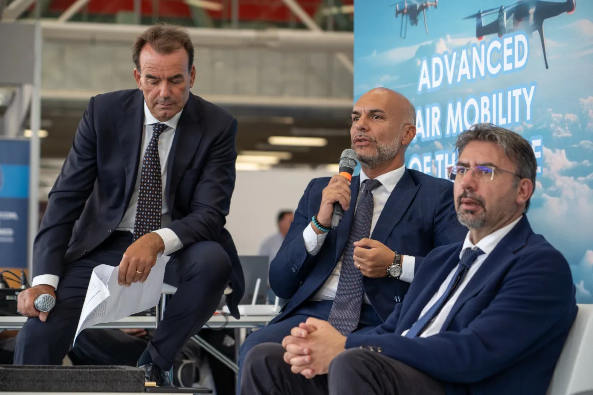 L'Ing. Cannelonga interviene al microfono durante il panel sulla mobilità aerea avanzata al ConventionHUB di Dronitaly